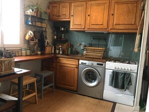 ثلاجة، ميكروويف، فرن، موقد طهي مسطح