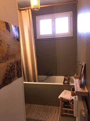 مجففات شعر، مناشف، صابون، ورق حمّام