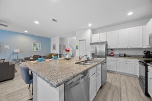 Private kitchen - ⭐⭐⭐⭐⭐Spacious 10-BR Family Retreat Near Disney, Solterra Resort - Pool Spa, Game (Davenport)