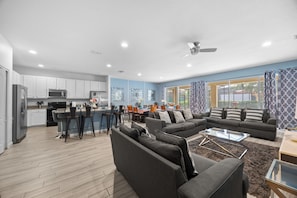 Living area - ⭐⭐⭐⭐⭐Spacious 10-BR Family Retreat Near Disney, Solterra Resort - Pool Spa, Game (Davenport)