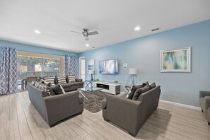 Living area - ⭐⭐⭐⭐⭐Spacious 10-BR Family Retreat Near Disney, Solterra Resort - Pool Spa, Game (Davenport)