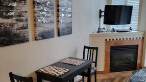 Dining - Cute Studio in the Heart of Whistler Village (Whistler)