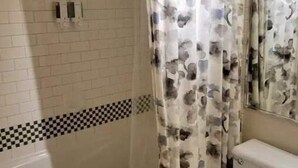 Hair dryer, towels, soap, shampoo - Cute Studio in the Heart of Whistler Village (Whistler)