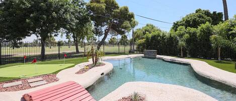Una piscina al aire libre