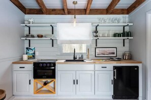 Réfrigérateur, micro-ondes, cafetière/bouilloire, bouilloire électrique