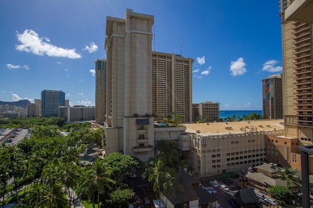Ala Moana Gem | Pool + Near Hilton Lagoon