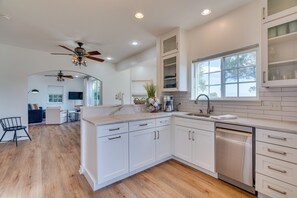 Fridge, microwave, oven, stovetop - Jonestown Retreat w/ Deck: 6 Mi to Lake Travis! (Jonestown)