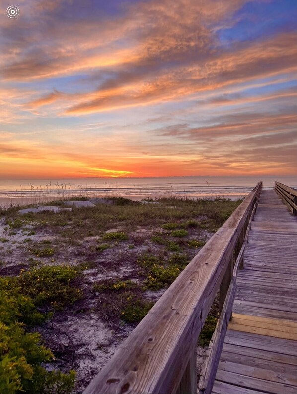 Accommodatie ligt op het strand, ligstoelen, strandlakens