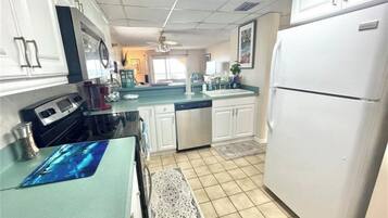 雪櫃、微波爐、焗爐、爐具