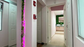 Shower, pengering rambut, handuk, dan sabun