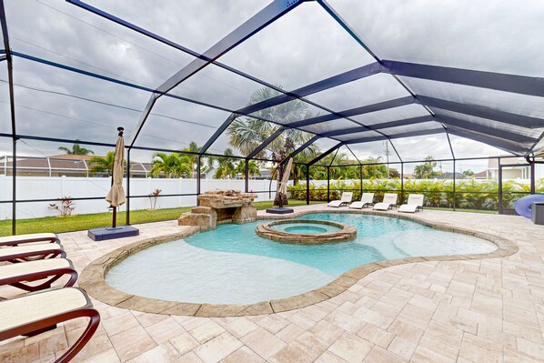 A heated pool - Chic pool home w/ designer, heated, saltwater pool,attached spa, covered patio (Cape Coral)