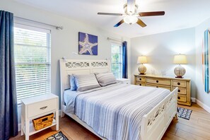 4 bedrooms, iron/ironing board, internet, bed sheets - Chic pool home w/ designer, heated, saltwater pool,attached spa, covered patio (Cape Coral)