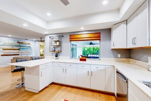 Fridge, microwave, oven, stovetop - Chic pool home w/ designer, heated, saltwater pool,attached spa, covered patio (Cape Coral)