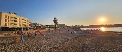 Una spiaggia nelle vicinanze