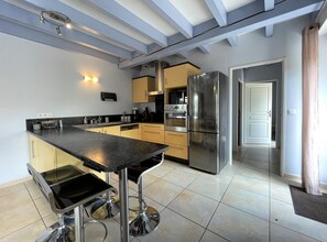 Réfrigérateur, four à micro-ondes, lave-vaisselle