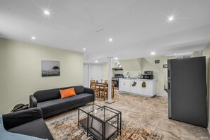 Smart TV - Spacious 2 Bedroom Guest Suite in North York (Toronto)