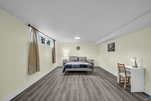 2 bedrooms, iron/ironing board, travel cot, free WiFi - Spacious 2 Bedroom Guest Suite in North York (Toronto)