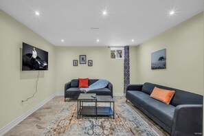 Smart TV - Spacious 2 Bedroom Guest Suite in North York (Toronto)