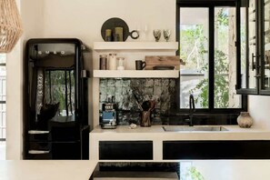 Frigorifero, microonde, forno, piano cottura