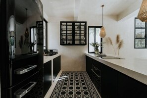 Een koelkast, een magnetron, een oven, een kookplaat