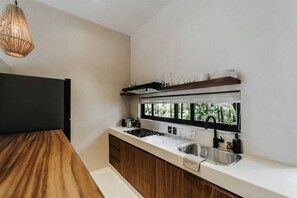 Refrigerador, microondas, parrilla de estufa y cafetera y tetera 