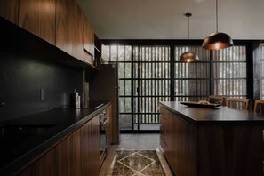 Frigorifero, microonde, forno, piano cottura