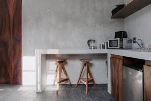 Frigorifero, microonde, forno, piano cottura