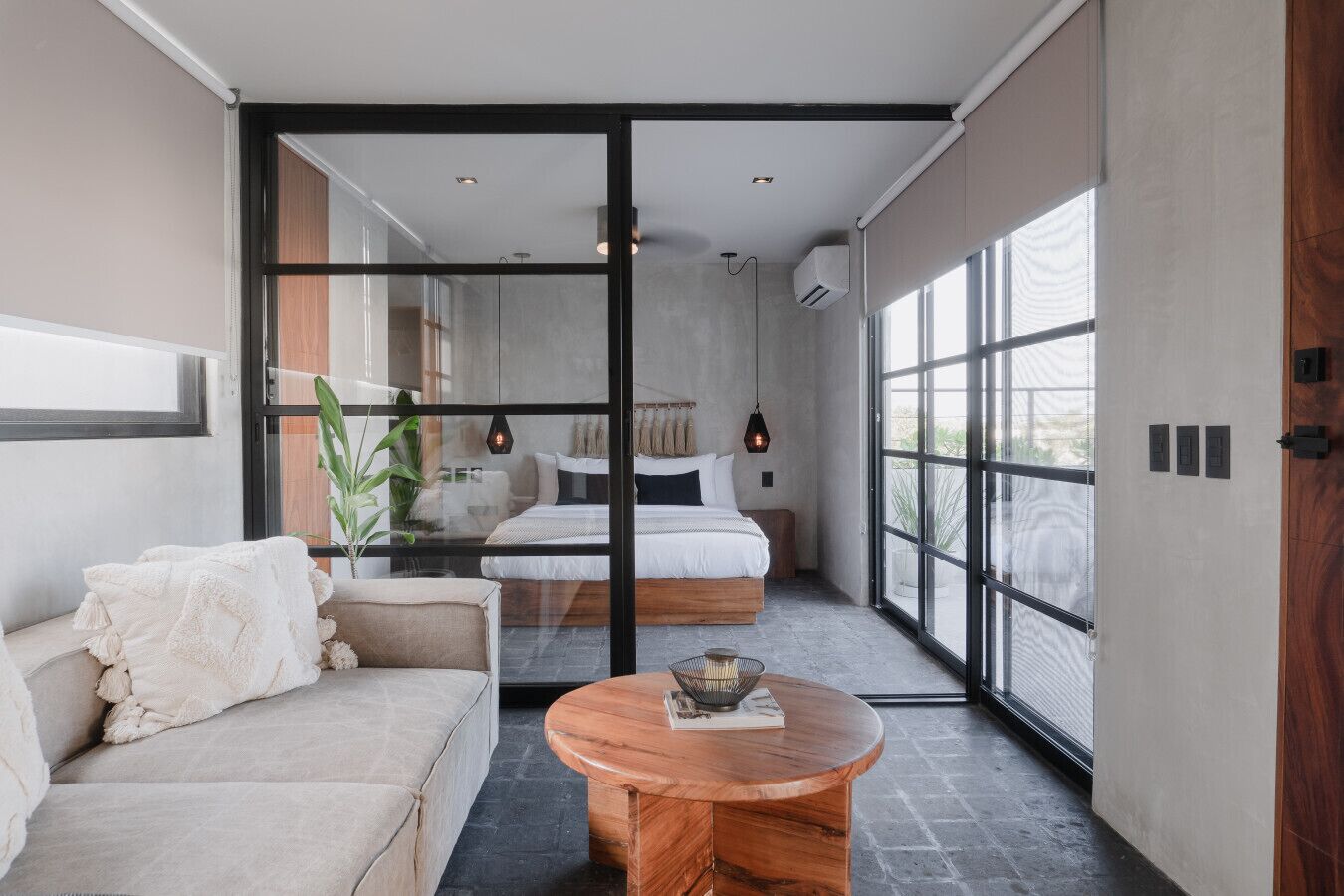 2 soverom, safe på rommet, strykejern/-brett og reiseseng for barn