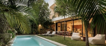 Sleeps 8-Large Private Pool and Backyard