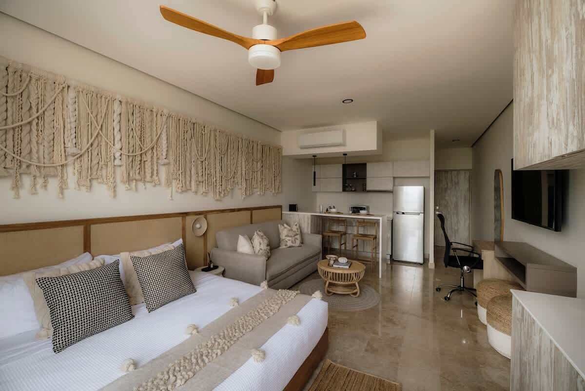 1 habitación, tabla de planchar con plancha y cuna de viaje 