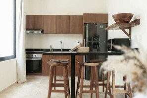Frigorifero, microonde, forno, piano cottura