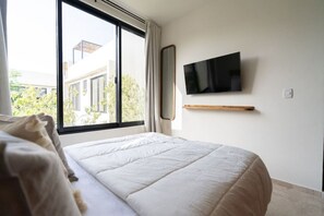 2 soverom, safe på rommet, strykejern/-brett og reiseseng for barn