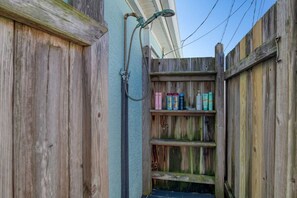 Property grounds - Sunrise Cottage Beachfront Home (Ormond Beach)