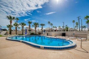 A heated pool - King`s Oasis *Oceanview *Pool *BBQ Grill (Daytona Beach Shores)