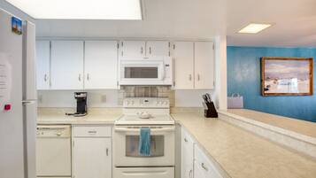 Kylskåp, mikrovågsugn, ugn och spishäll