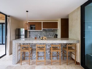 Kühlschrank, Mikrowelle, Herdplatte, Wasserkocher mit Kaffee-/Teezubehör