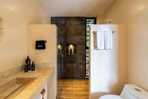 Doccia, asciugacapelli, shampoo