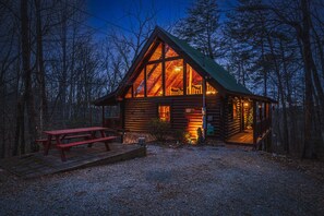 Outdoor dining - A Lover's Secret: Romantic Getaway in Enchanting Smoky Mountains! (GATLINBURG)