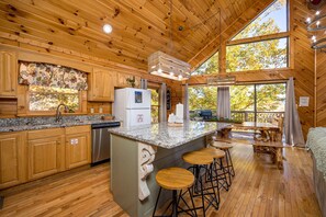 Kylskåp, mikrovågsugn, ugn och spishäll