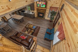 Smart TV, fireplace, video games - Game Loft*Private Pool*1 mile to Pigeon Forge Parkway (PIGEON FORGE)