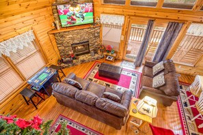Smart TV, chimenea y videojuegos