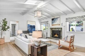 TV connectée, cheminée, livres, chaîne hi-fi