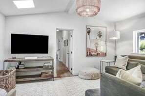 Smart-TV, Kamin, Bücher, Stereoanlage