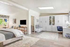5 bedrooms, desk, iron/ironing board, free WiFi