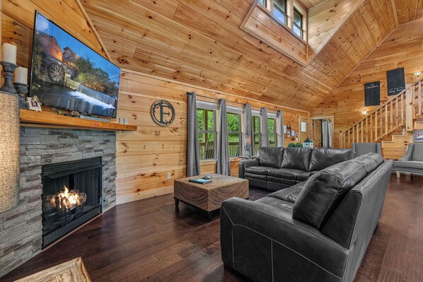 Smart TV, fireplace - Ideal Retreat for Large Groups & Reunions! (SEVIERVILLE)