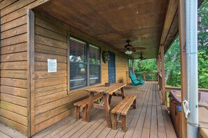 Outdoor dining - Secluded*Romantic*Wood Burning Fireplace*Cozy (PIGEON FORGE)