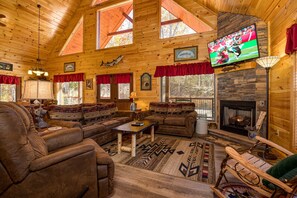 Smart TV, fireplace, DVD player, table football - Close to fishing/Gatlinburg*Dog Friendly*Firepit (SEVIERVILLE)