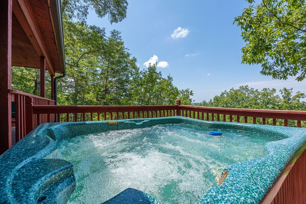 Outdoor spa tub - Stunning Views*Secluded*Hot Tub w/view*Ample Parking (PIGEON FORGE)