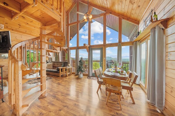 Smart TV, fireplace - Great Views*Lofted Game Room*10 min to Dollywood (SEVIERVILLE)