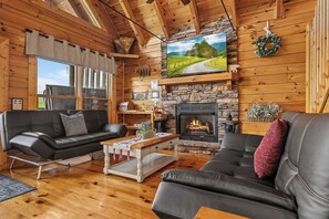 Smart TV, fireplace, video games - Resort*Game Room*King Suites*Close to Pigeon Forge*Views (PIGEON FORGE)